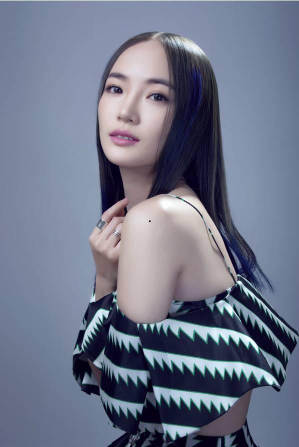 娱乐吃瓜女艺人定位歌手,娱乐界吃瓜女艺人跨界变身魅力歌手